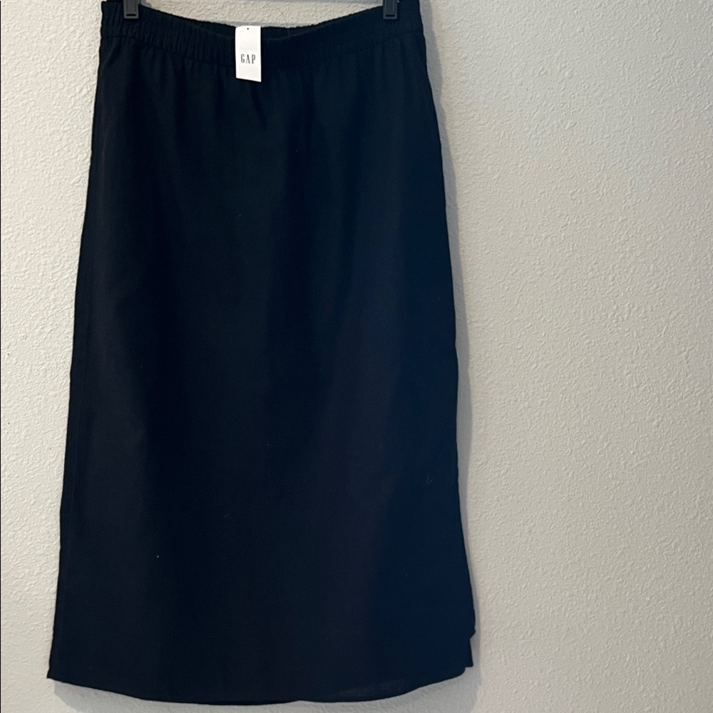 NWT Gap Black Pencil Skirt, pull on, elastic waist, side split, lined.
Sz S